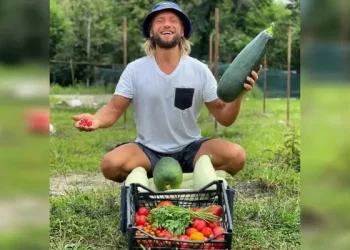 Influenciador é condenado por matar o filho que ‘alimentava’ com luz