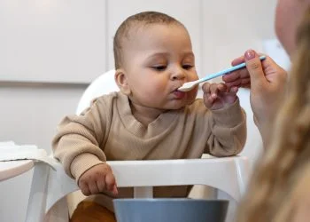 Nestlé é acusada de adicionar açúcar em produtos para bebês somente em países pobres – incluindo o Brasil