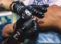 fazendo tatuagem