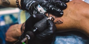 fazendo tatuagem