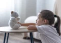 Criança com autismo colocada para adoção