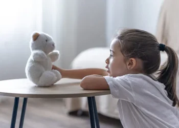 Criança com autismo colocada para adoção