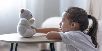 Criança com autismo colocada para adoção