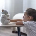 Criança com autismo colocada para adoção
