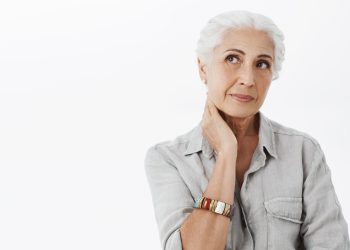 Mulher com cabelo branco grisalho