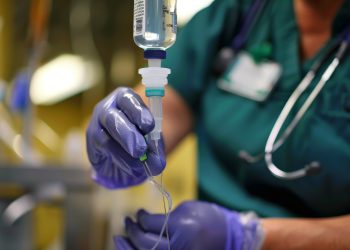 Enfermeira coloca água de torneira em vez de remédio e 9 pessoas morrem
