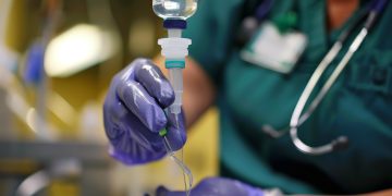 Enfermeira coloca água de torneira em vez de remédio e 9 pessoas morrem