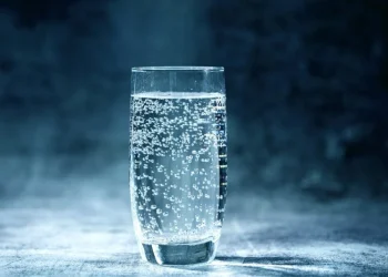Água com gás é aliada poderosa do emagrecimento, sugere estudo