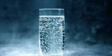 Água com gás é aliada poderosa do emagrecimento, sugere estudo