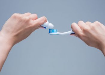 Médico revela perigos da pasta de dente que você tem em casa e mostra o que usar no lugar