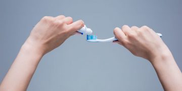 Médico revela perigos da pasta de dente que você tem em casa e mostra o que usar no lugar