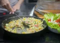 Panela antiaderente: um único arranhão pode envenenar sua comida com milhões de partículas tóxicas