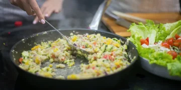 Panela antiaderente: um único arranhão pode envenenar sua comida com milhões de partículas tóxicas