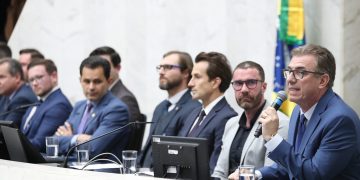 Fernando Beteti é homenageado pela Assembleia Legislativa do Paraná por sua atuação na saúde integrativa