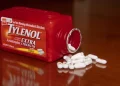 Governo Trump associa uso de paracetamol durante gravidez a risco maior de autismo em bebês
