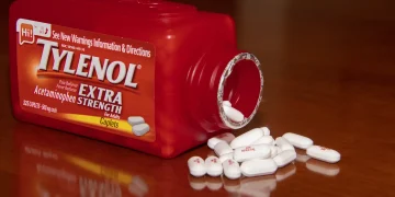Governo Trump associa uso de paracetamol durante gravidez a risco maior de autismo em bebês