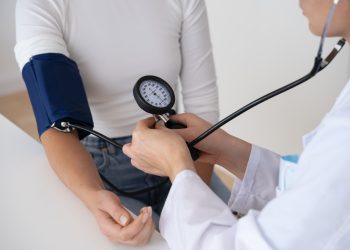 Pressão 12 por 8 deixa de ser normal e passa a ser pré-hipertensão no Brasil; veja por que a medida gera polêmica