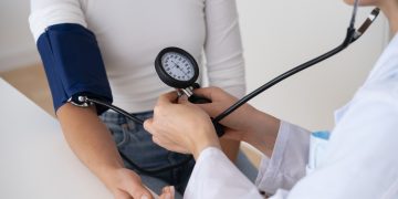 Pressão 12 por 8 deixa de ser normal e passa a ser pré-hipertensão no Brasil; veja por que a medida gera polêmica