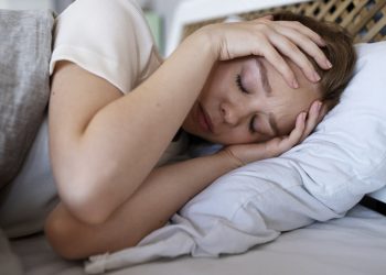 mulher tentando dormir