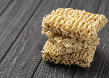 É isso que acontece com seu organismo quando você come macarrão instantâneo; VÍDEO