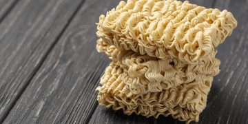 É isso que acontece com seu organismo quando você come macarrão instantâneo; VÍDEO