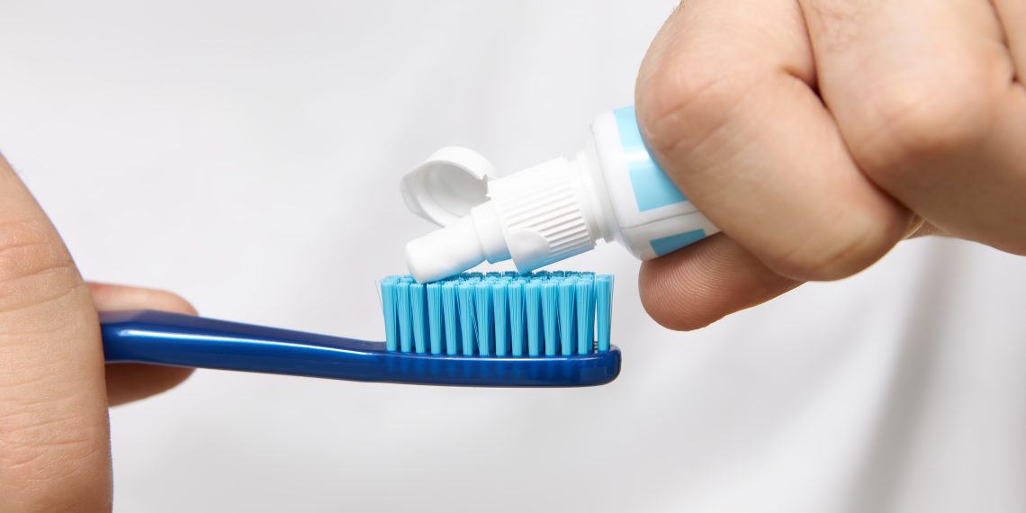 Conheça 6 motivos para você deixar de usar agora a sua pasta de dente