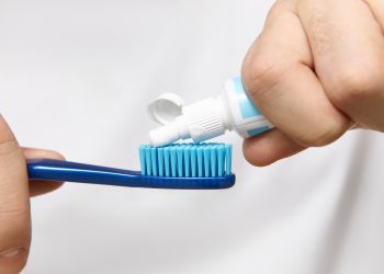Conheça 6 motivos para você deixar de usar agora a sua pasta de dente