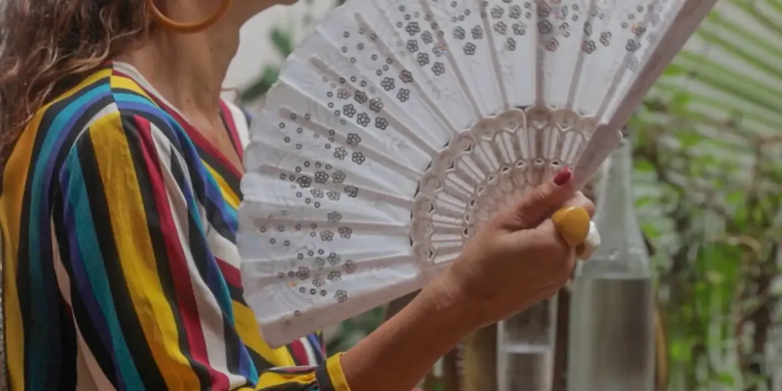 Adeus ondas de calor! Anvisa acaba de aprovar medicamento não hormonal contra menopausa