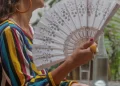 Adeus ondas de calor! Anvisa acaba de aprovar medicamento não hormonal contra menopausa