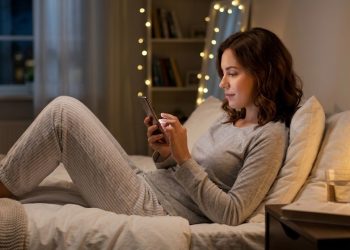 Saúde em risco: Depois que descobri isso, parei de usar celular à noite