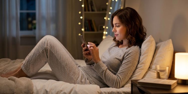 Saúde em risco: Depois que descobri isso, parei de usar celular à noite